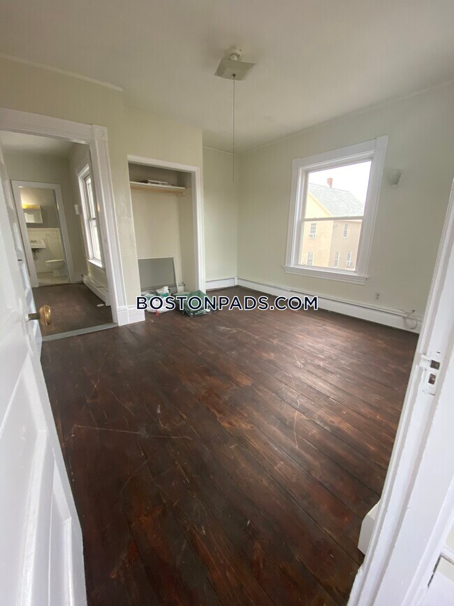 1 Clement Ave Unit 2, Peabody, MA 01960 Room for Rent in Peabody, MA