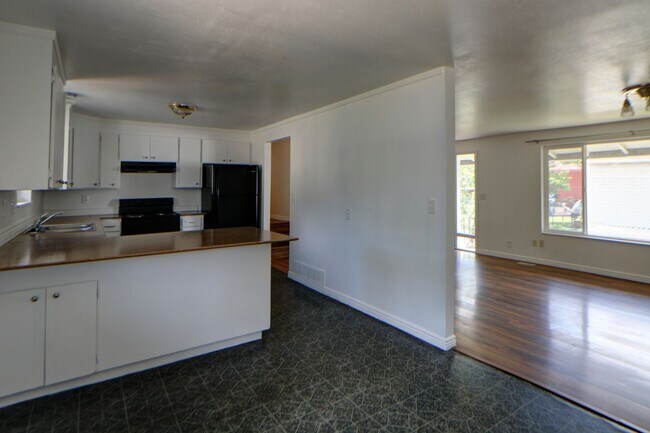 Building Photo - 967 W 2000 N