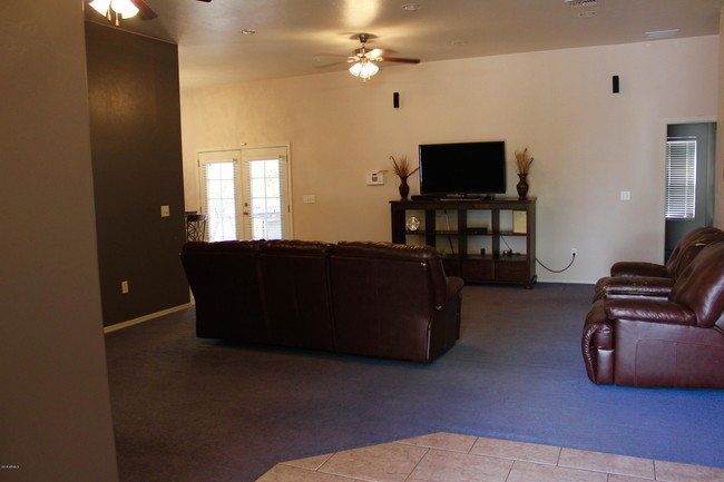 Foto del edificio - 2713 E 8th St