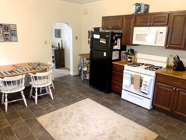 Building Photo - 3 Bedroom in Southside Slopes/ Available J...
