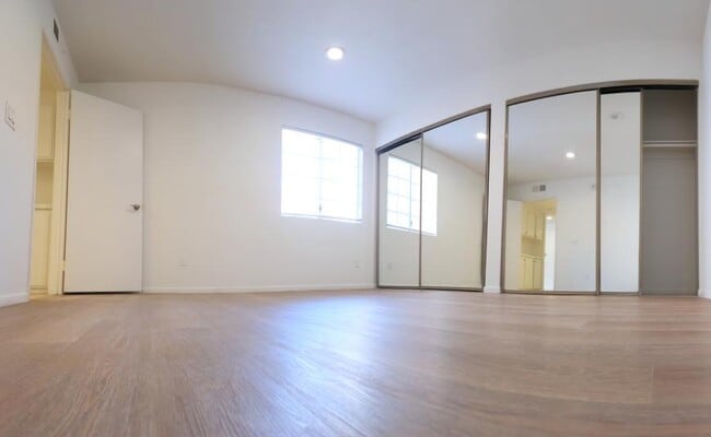 Building Photo - 3 bedroom in North Hollywood CA 91601