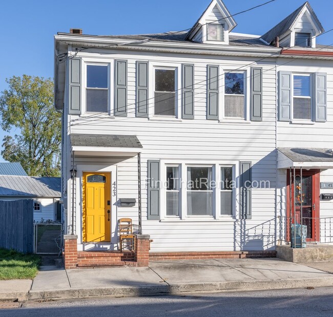 Building Photo - Downtown Carlisle Beautifully Renovated Pet Friendly Historic House with Fenced Yard and off stre...