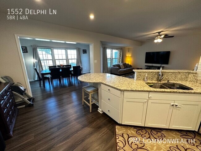 Foto del edificio - 4 Bed / 3.5 Bath Townhouse (Available 4/15...