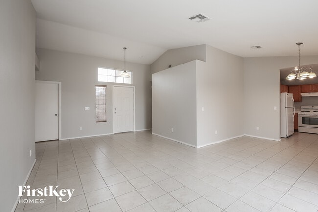 Foto del edificio - 5820 Meadow Dale Dr