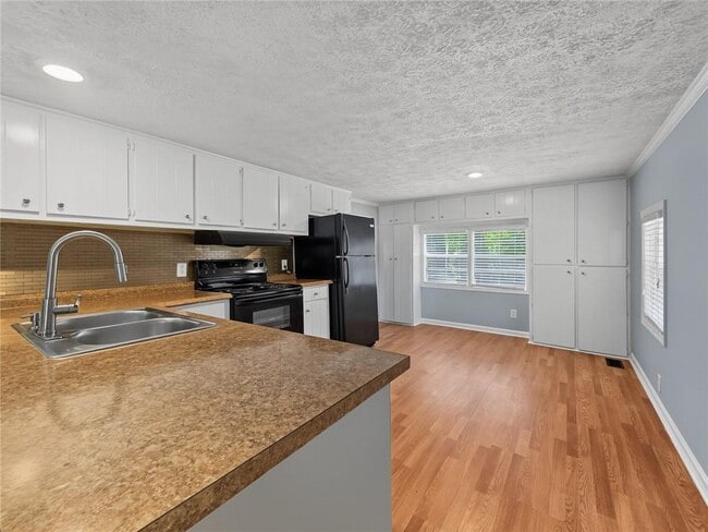 Building Photo - 3542 Shoreland Dr