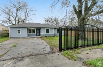 Building Photo - 5635 Belarbor St