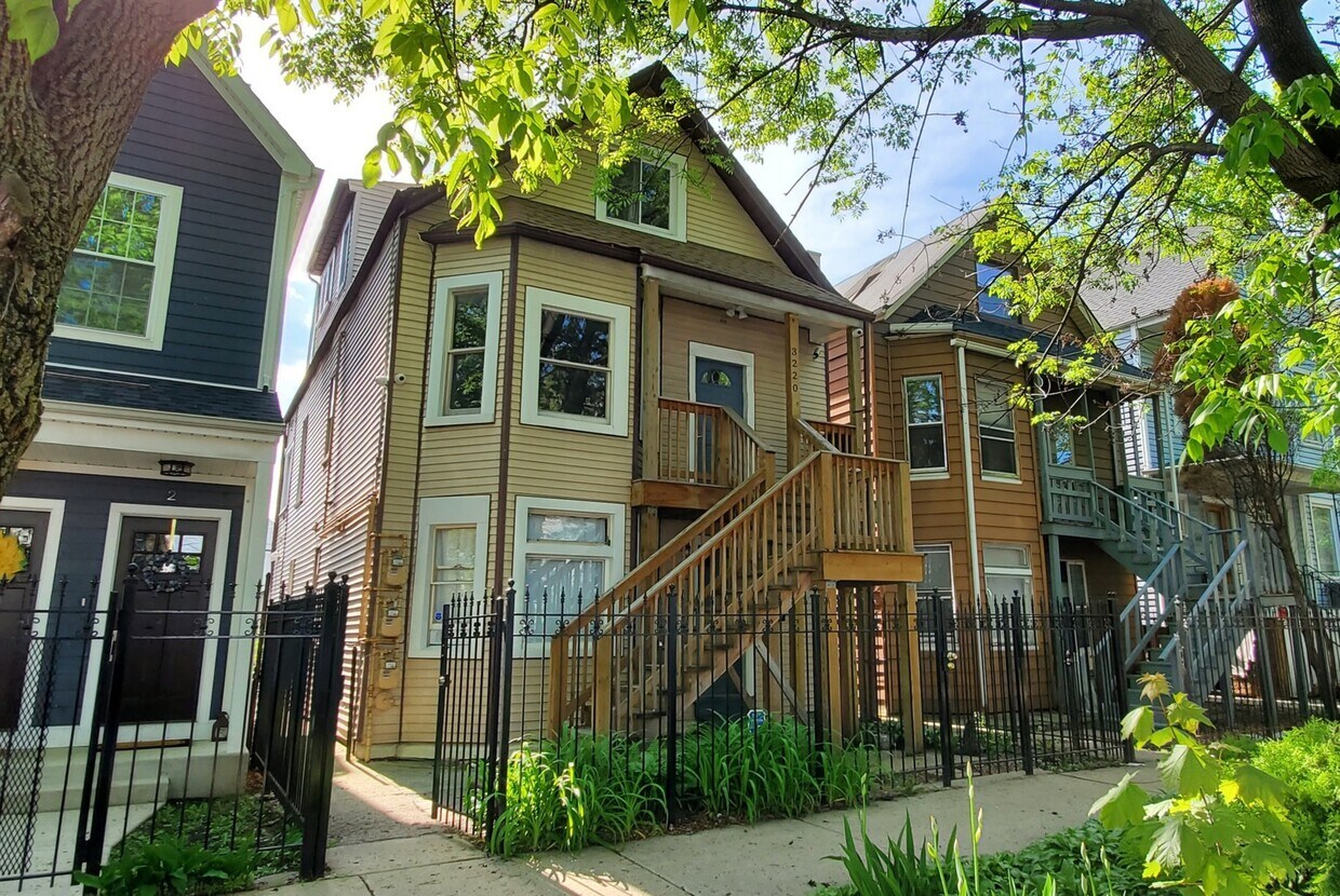 Primary Photo - 3220 N Drake Ave