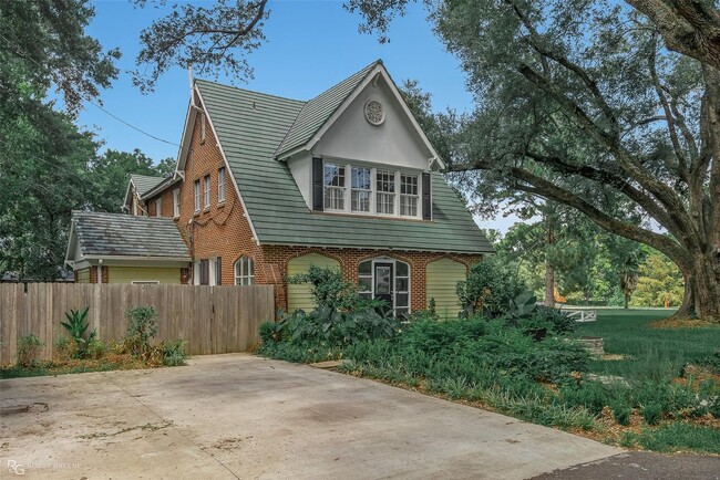 Building Photo - GORGEOUS 4/2.5 BROADMOOR HOME-ACROSS FROM DUCK POND PARK & LIBRARY