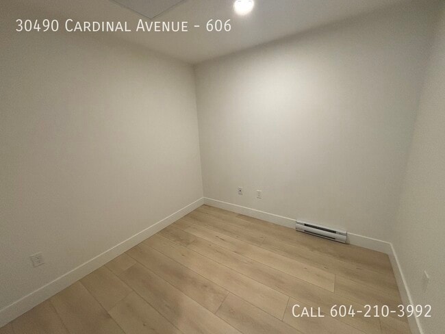 Building Photo - Top Floor Condo - 2 Parking Spots