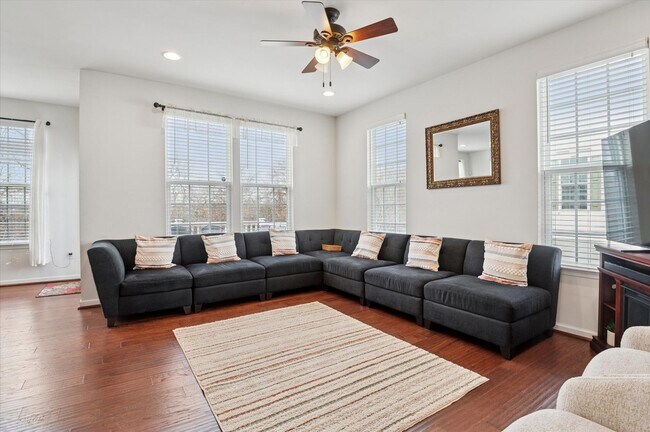 Building Photo - Stunning Town Home in Pike Creek