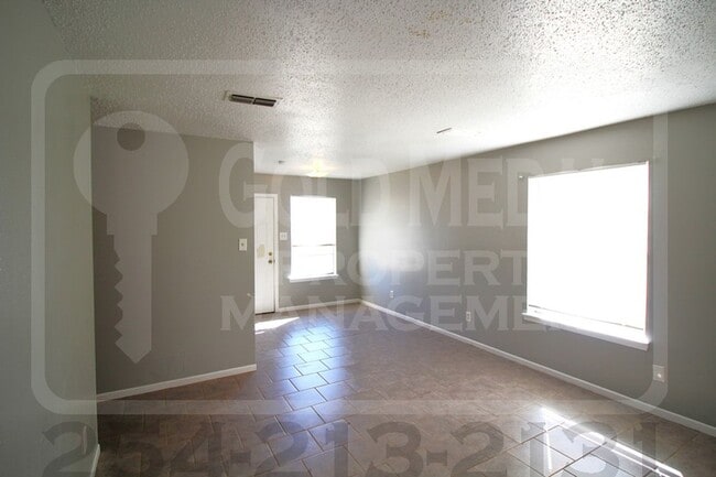 Foto del edificio - 2302 Hunt Dr