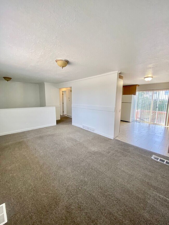 Foto del edificio - 5 Bed/2 Bath house in Magna!