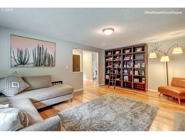 Foto del edificio - Spacious 4-Bedroom Home with Multiple Livi...