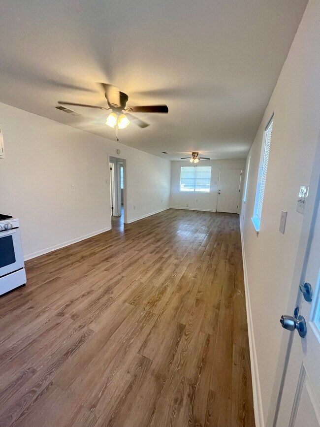 Foto del edificio - 905 Phlox Ave