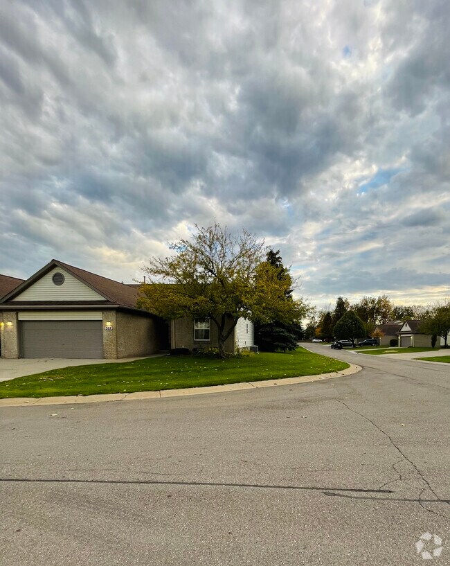 Oakbrook Village North Apartments for Rent Walled Lake, MI 1