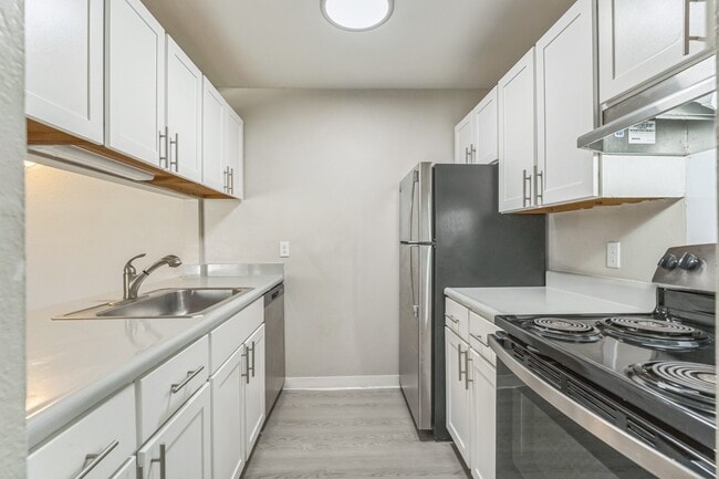 Building Photo - Pine Creek Apartments