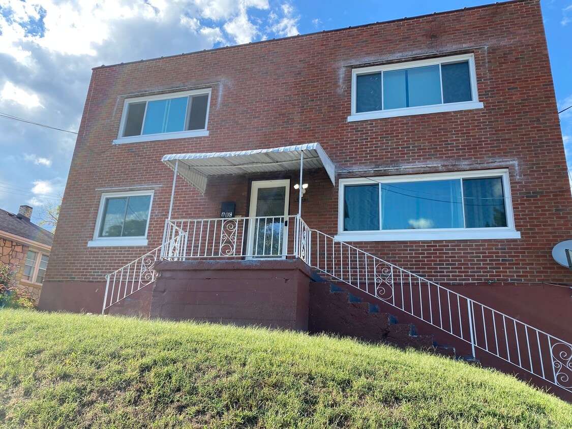 Building Photo - 308 Benton St