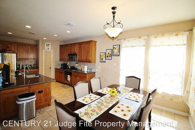 Foto del edificio - 5 br, 4 bath House - 2484 Lakewood Drive