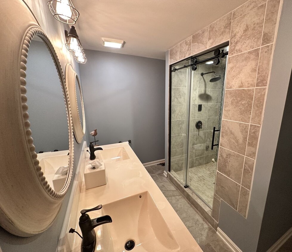 Building Photo - This beautiful home in Plantation Lakes ha...