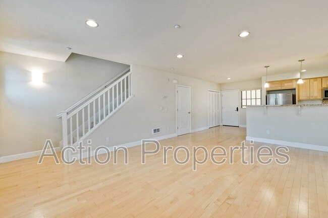 Building Photo - 1765 E Bayshore Rd