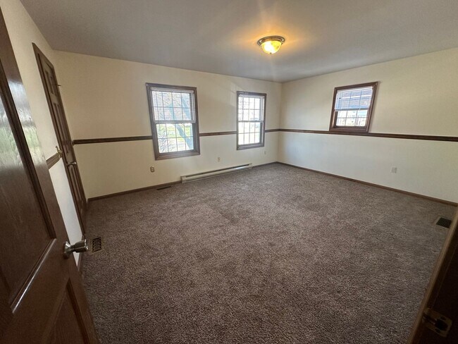 Building Photo - Spacious 3 bedroom room home with AC and f...