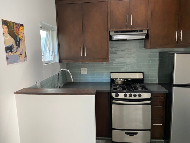 Building Photo - 527 Westbourne Dr