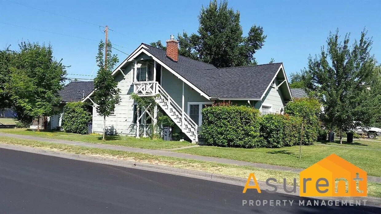 M051 424 S. Grape St Triplex, Medford, OR... Apartment for Rent in