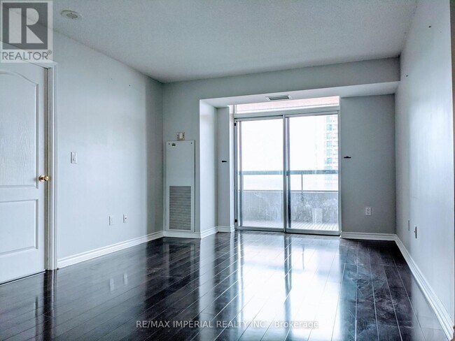 Building Photo - 18-2318 Sommerset Way