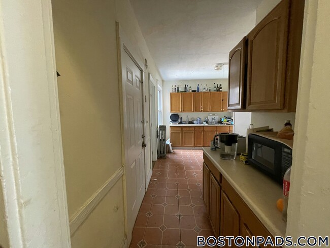 Building Photo - 192 Kelton St