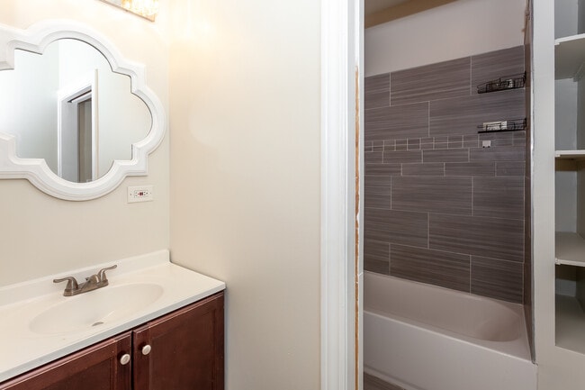 Foto del edificio - 4610 S Marshfield Ave