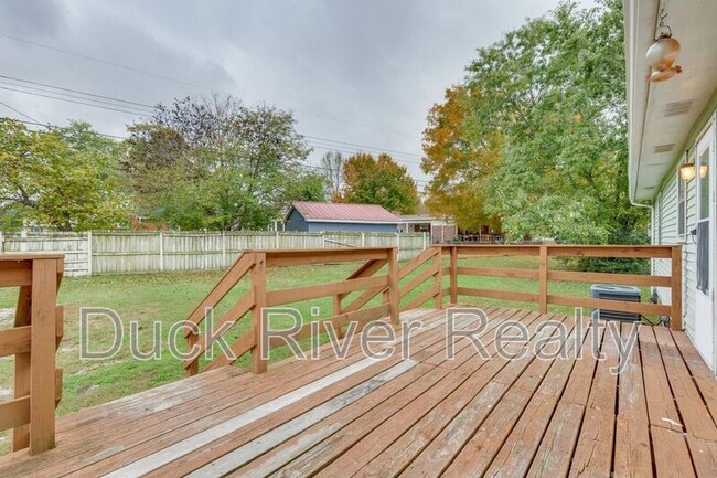 Building Photo - 525 Woods Dr
