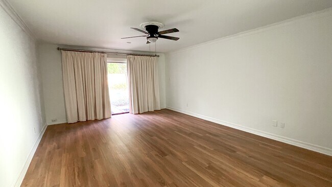 Foto del edificio - 372 Robbins Dr