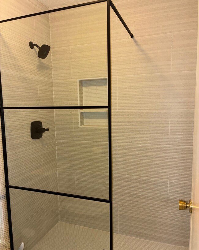 Baño privado totalmente renovado con ducha a ras de suelo. - 1405 Vicksburg Plz