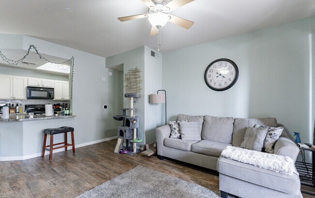 Foto del edificio - 3830 E Lakewood Pkwy E