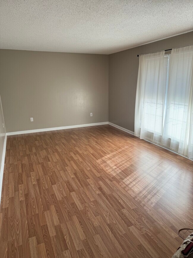 Building Photo - 867 Colony Dr