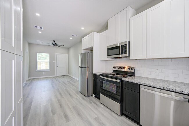 Building Photo - 8155 Tate St