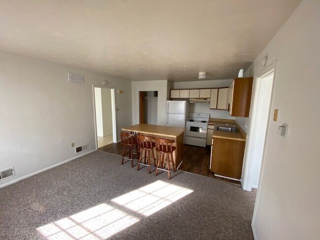 Building Photo - 2nd floor Apartment