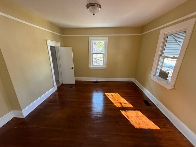 Foto del edificio - 2 Bedroom Brick House, Covered Porch, Hardwood floors, Central HVAC