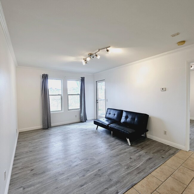 Livingroom - 3448 Hathaway Ave
