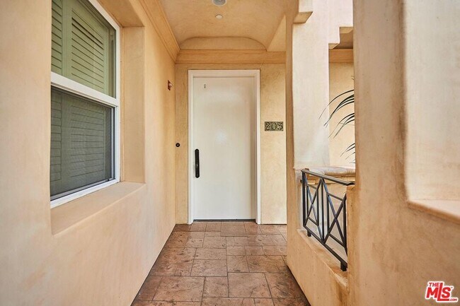 Foto del edificio - 16123 W Sunset Blvd