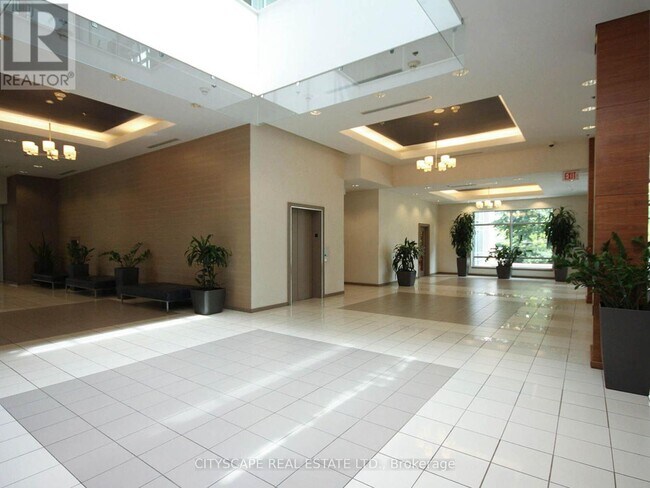Photo du bâtiment - 1 Elm Dr W