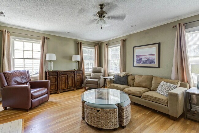 Foto del edificio - Spacious Home with Modern Upgrades Near Te...