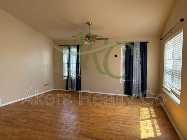 Building Photo - 343 E Bond Ct