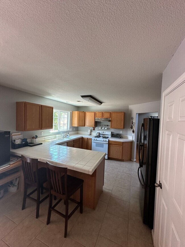 Foto del edificio - Fantastic 2 Story Home With Desirable Location