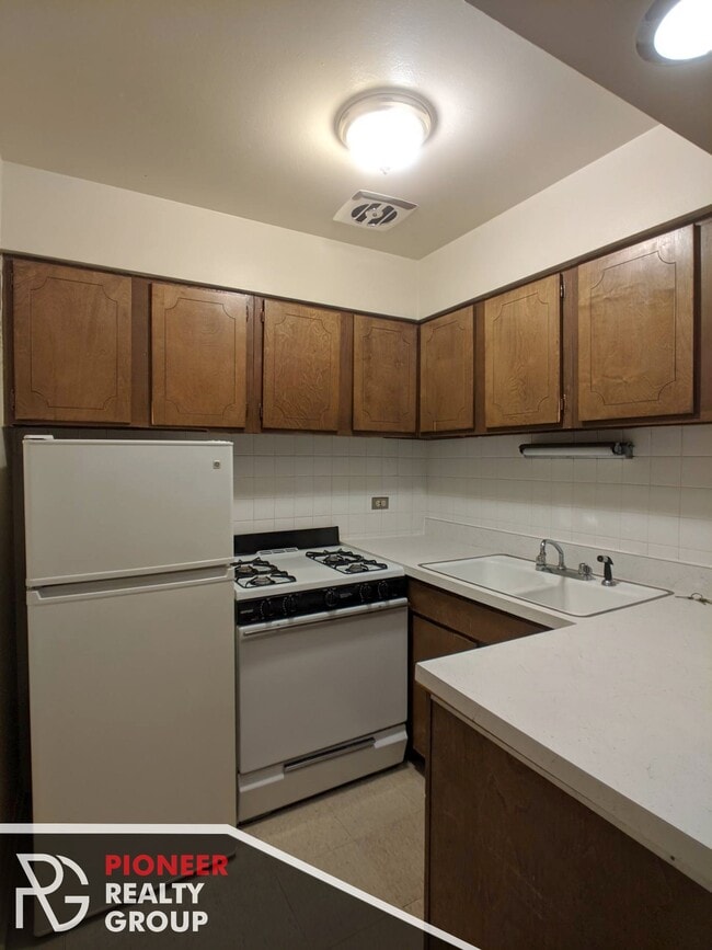 Building Photo - 531 W Aldine Ave