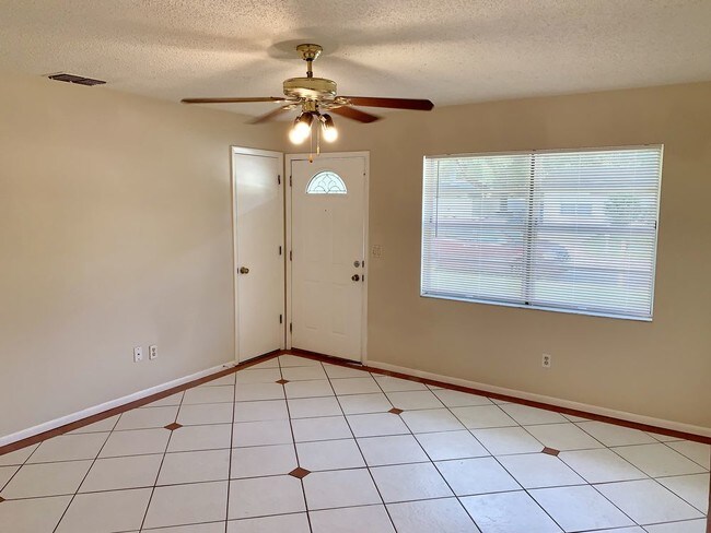 Building Photo - 4 bedroom with fenced yard