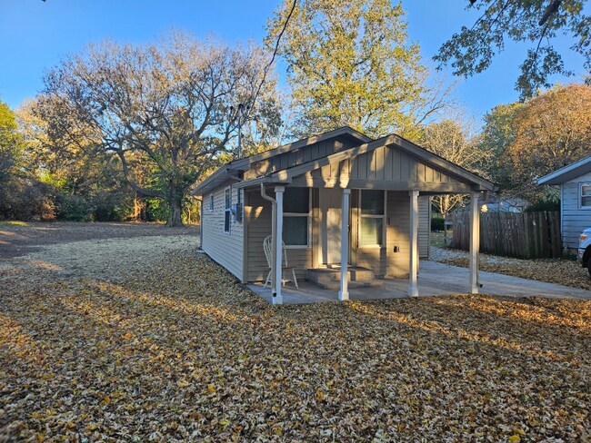 Building Photo - 2518 N Weller Ave