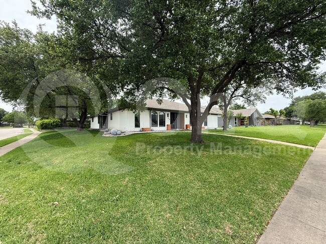 Building Photo - 914 Hillsdale Dr