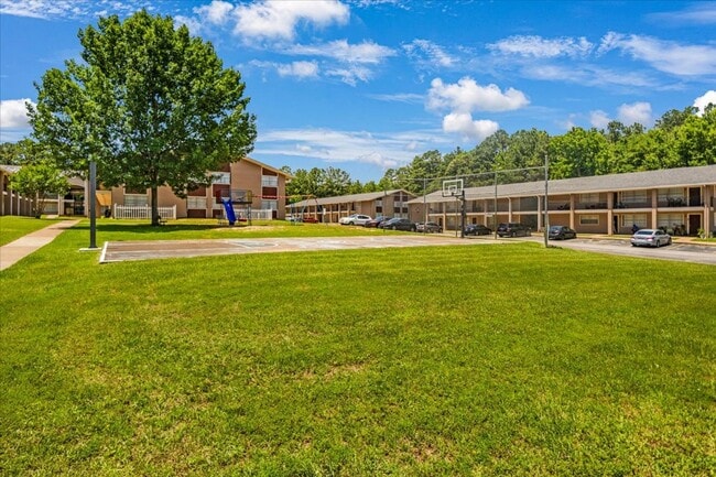 Building Photo - Welcome to Oxford Pointe Apartments – Comfortable Living with a Country Charm in Tyler, TX