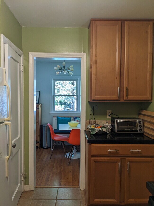 Building Photo - Fully fenced in yard and convenient location.